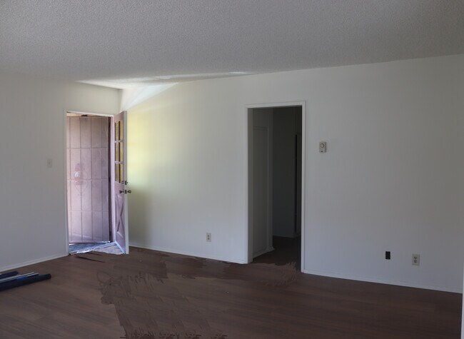 Living Room - 2740 E De Soto St
