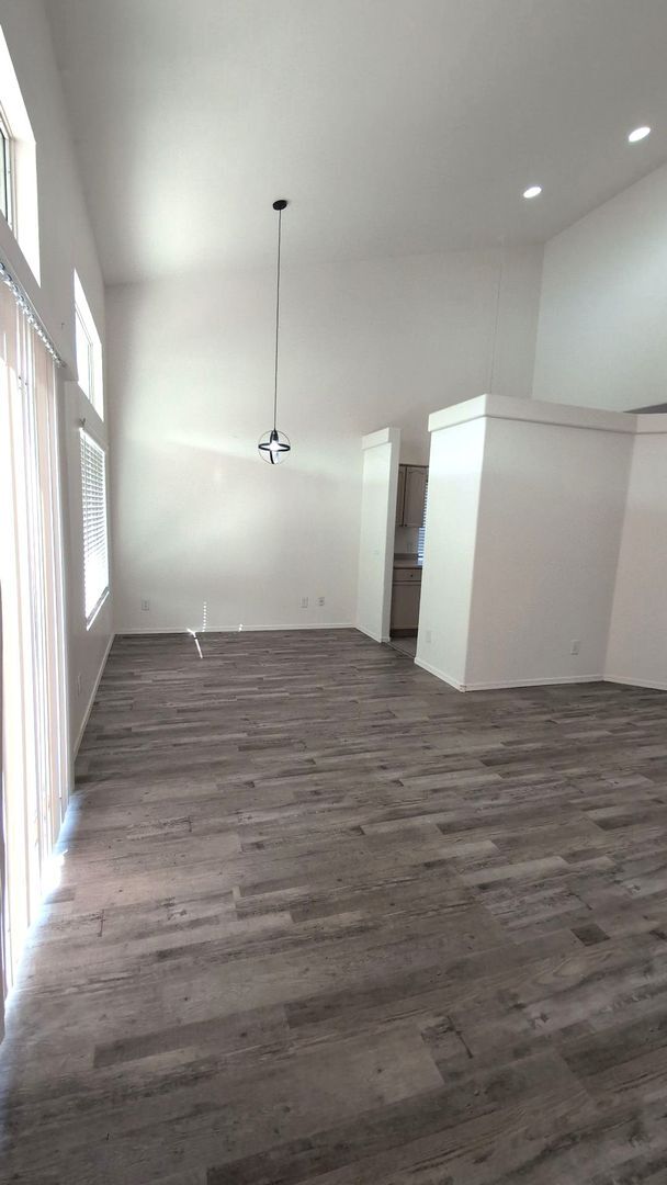 Building Photo - 2098 E Mallard Ct