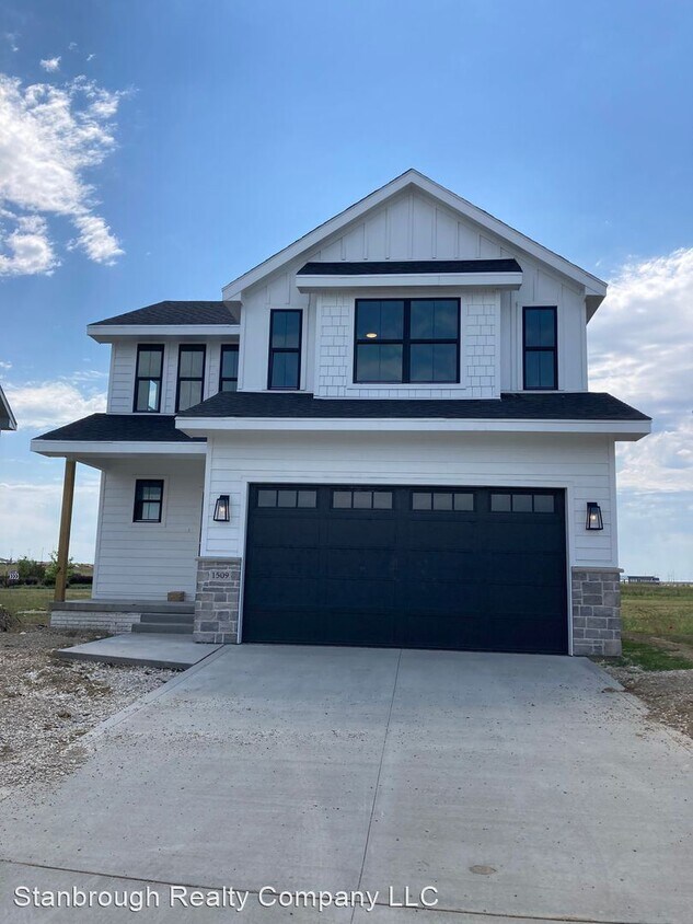 Primary Photo - 4 br, 2.5 bath House - 1509 NE Savana Dr