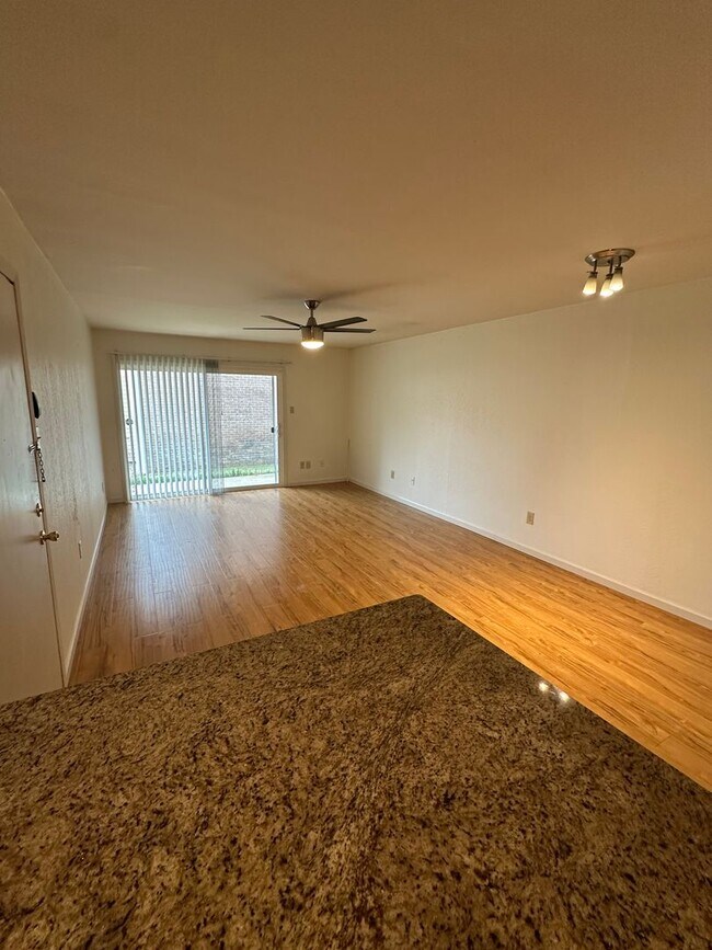 Building Photo - 1BD/1BA Condo located on the Germantown/Me...