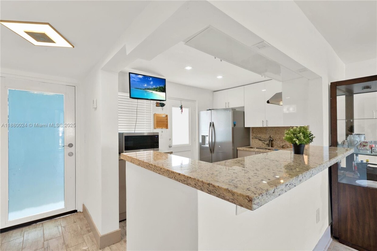 Foto principal - 7850 Byron Ave