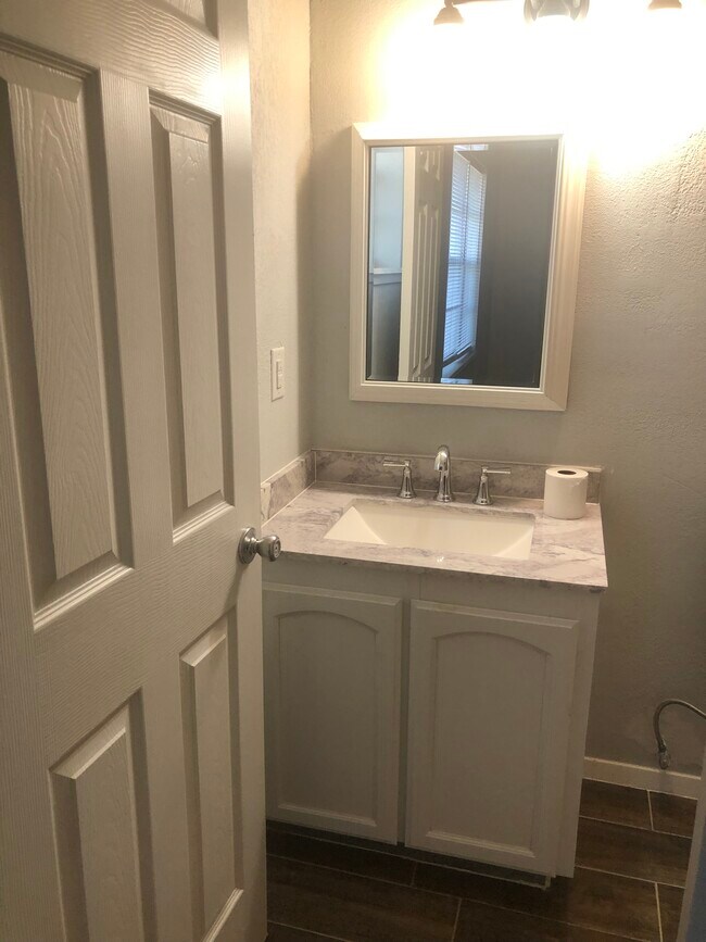 Baño principal con ducha a ras de suelo - 529 E Williamson Ave