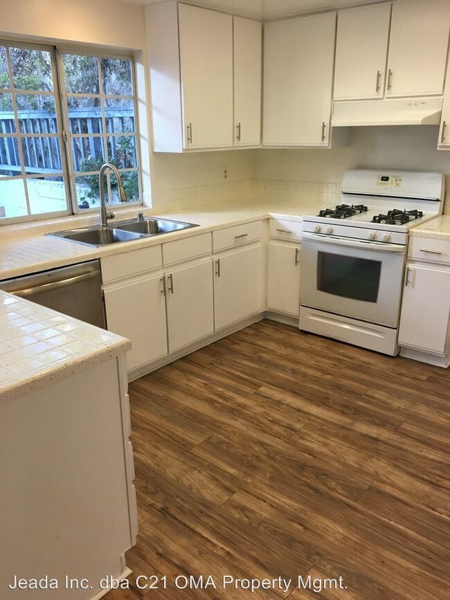 Building Photo - 210 W Escalones