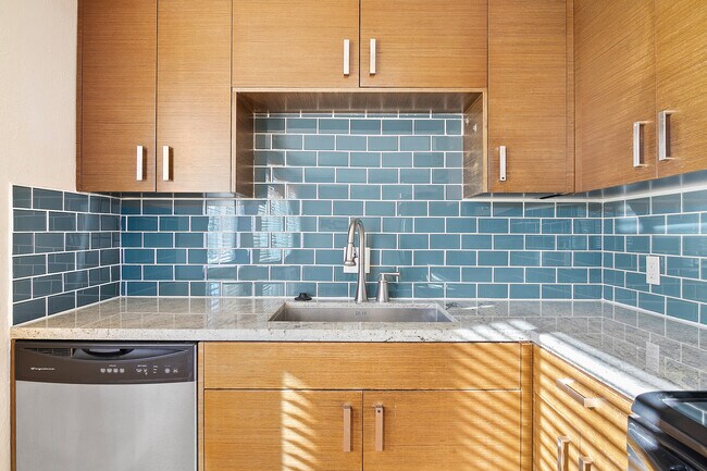Foto del edificio - Sun-Kissed Studio: Corner Apartment with M...