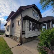 Building Photo - 1413 S 76th St
