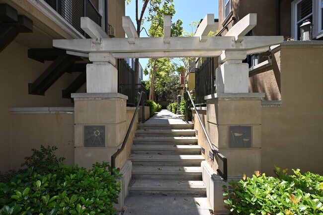 Foto del edificio - Spectacular Gated 3 Bed + Den, 2.5 Bath Townhouse in Newport Beach.