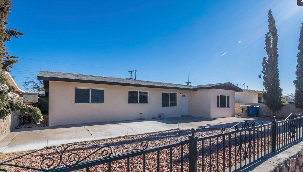 Primary Photo - 4870 Mcgregor Dr