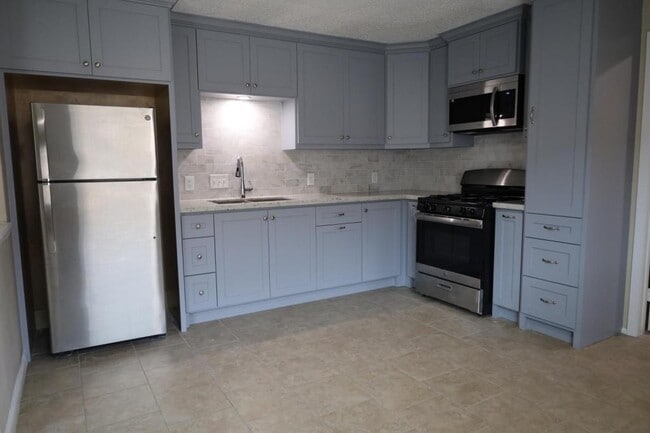 Photo - 1523 Longley St House