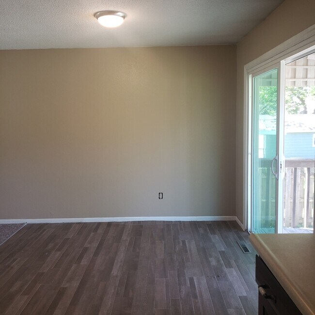 Foto del edificio - Spacious 5 bedroom split-level on NE side.