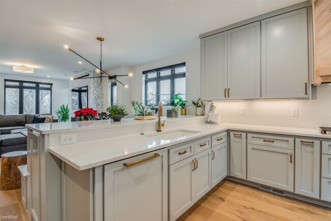 Building Photo - 4 br, 3.5 bath Townhome - 2104 South Aldri...