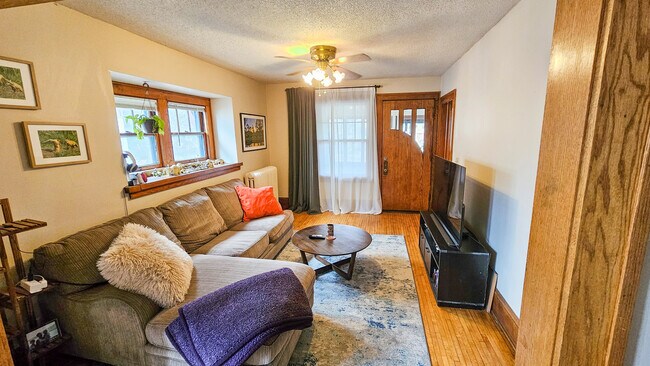 Sala de estar - 904 20th Ave SE