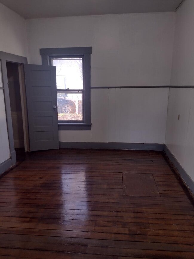 Building Photo - 1528 E 3rd Ave