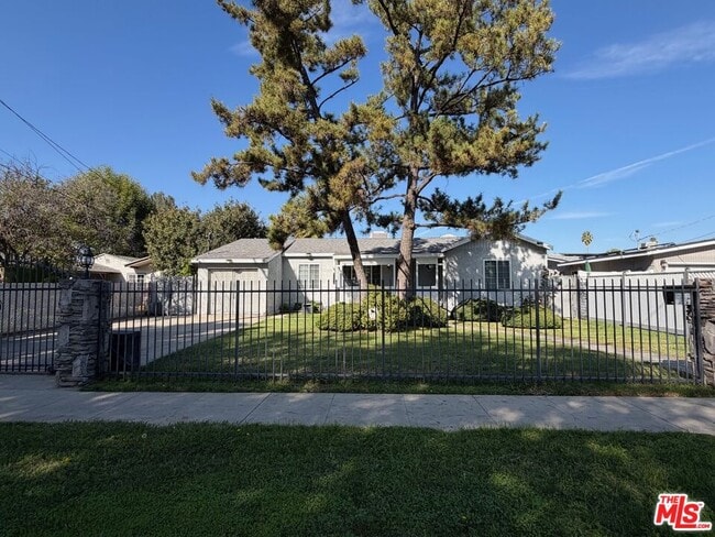 Foto del edificio - 18649 Chase St