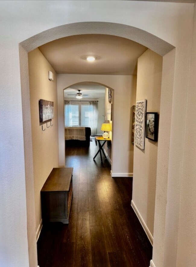 Foto del edificio - Like New 1 story 4 bedroom home just off D...