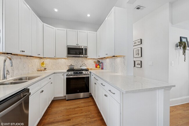 Foto del edificio - 733 W Waveland Ave