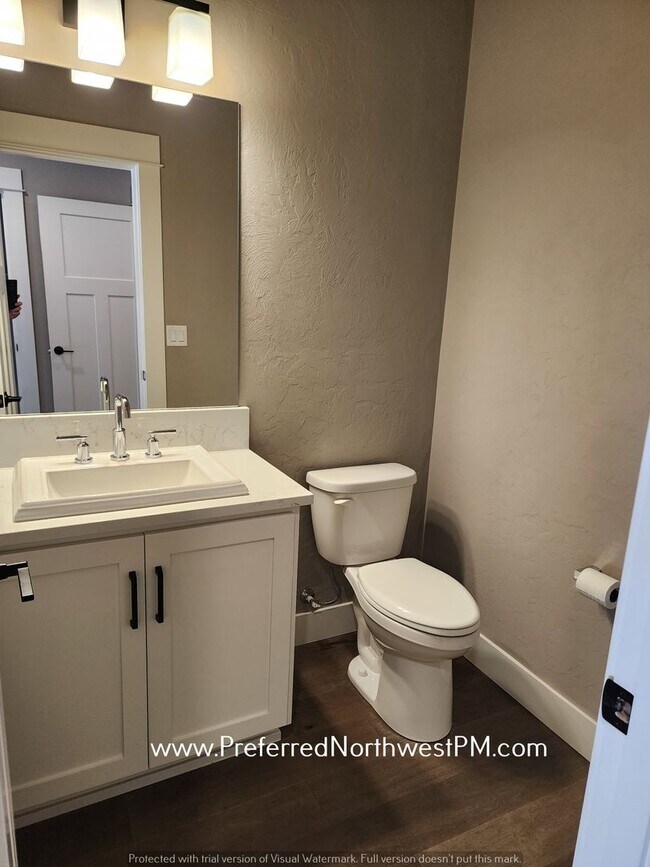 Building Photo - Luxurious new construction 4+ Bed & 2.5 Ba...