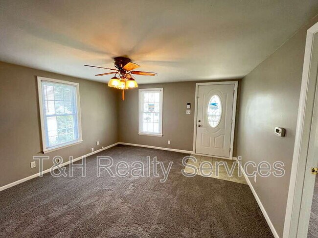 Building Photo - 1008 E Wheeler St