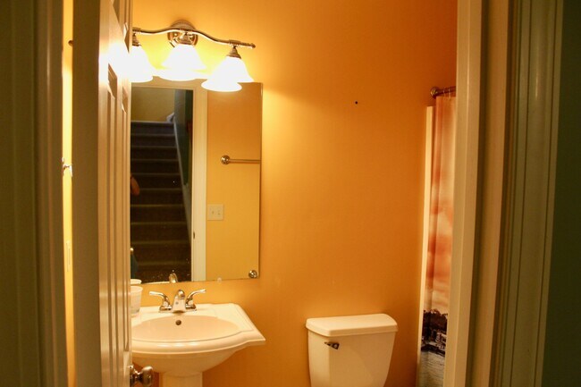 Foto del edificio - Large Townhome with a garage for rent! Lar...