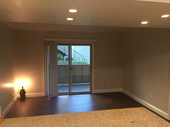Foto del edificio - 1143 Lakeview Cir