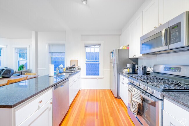 Building Photo - 37 Magoun St