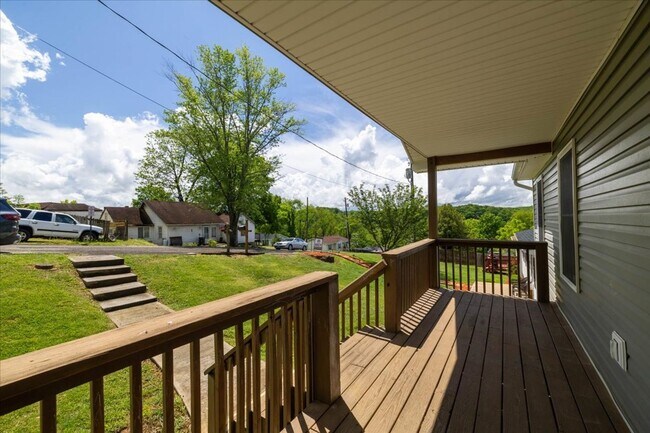 Foto del edificio - Charming Radford Home with Peaceful Back Deck