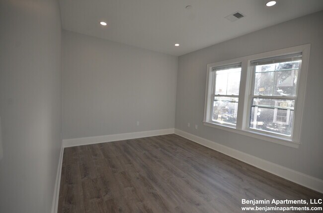 Foto del edificio - 120 Kenrick St