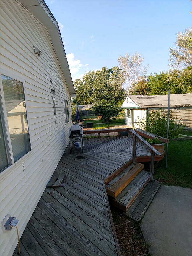 Outside deck - 3904 Linwood Ave