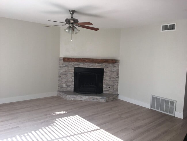 Building Photo - Freshly updated Woodside Park townhouse, close to Fresno State. *Ask about our Move-in Special