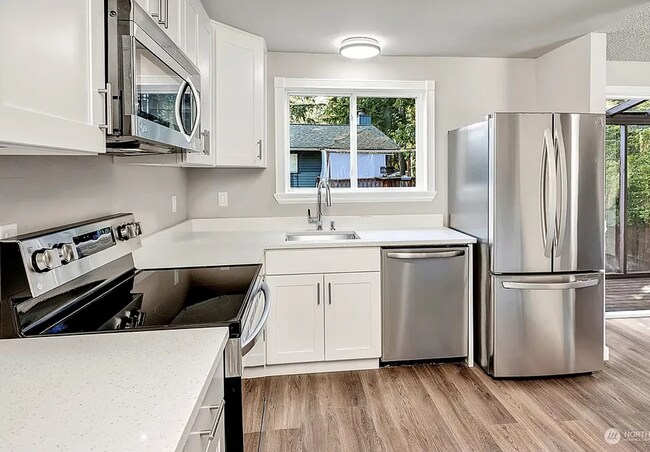 Building Photo - 4 bedroom delightful craftsman home in Cov...