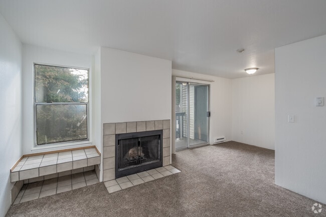 1BR, 1BA - 674SF - Living Room - Trailside