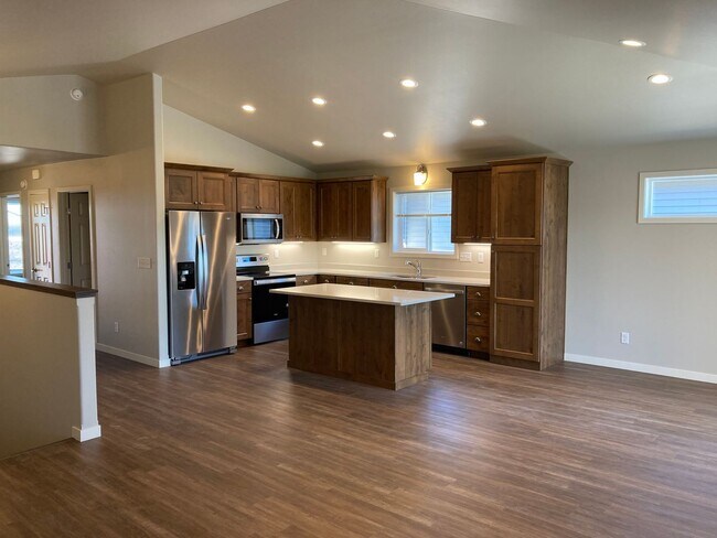 Foto del edificio - 4 Bed 3 Bath Twin Home