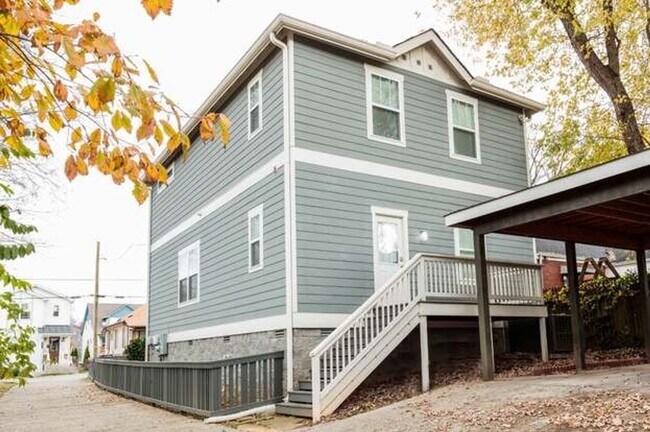Building Photo - 3 Bed, 3 Bath East Nashville Beauty!