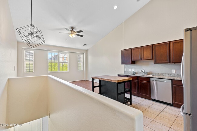 Building Photo - 2256 E Huntington Dr