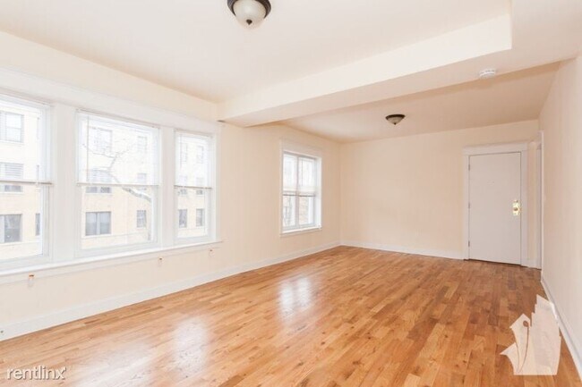 Foto del edificio - 3215 W Fullerton Ave