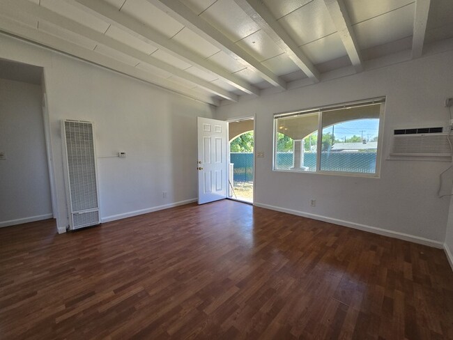 Building Photo - Cute Duplex for rent in Sacramento!
