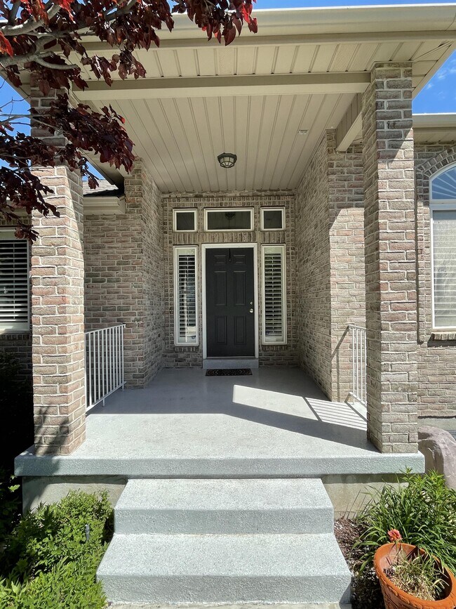 Foto del edificio - 561 Rocky Knoll Ln