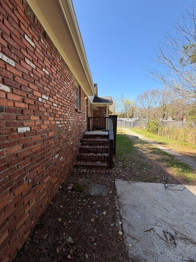 Foto del edificio - Brick 3/1 House in North Rome $950