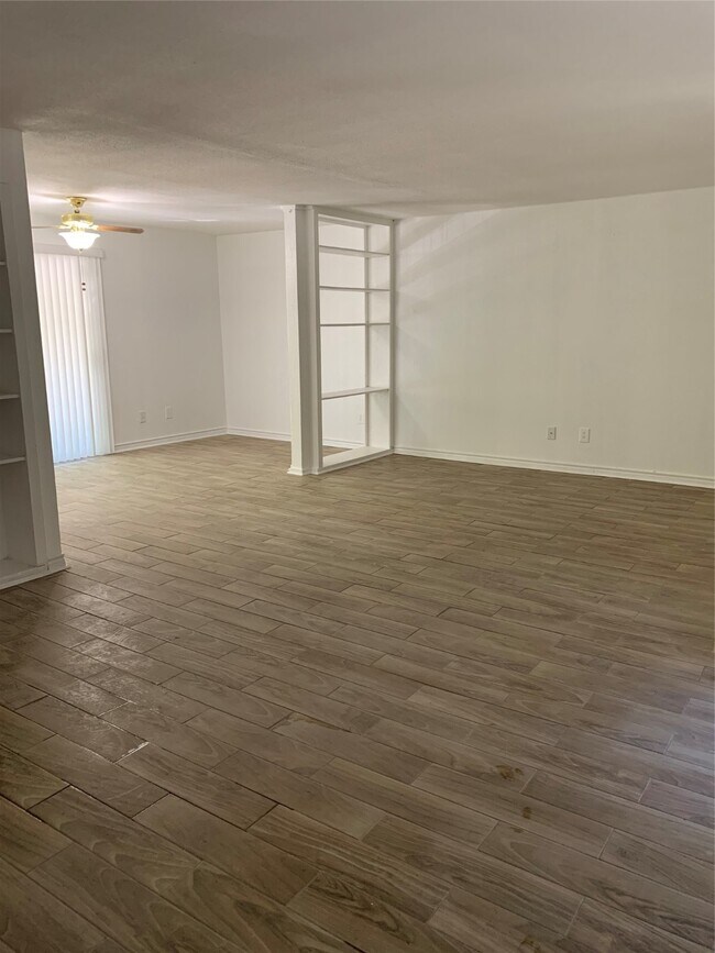 Building Photo - 5625 Antoine Dr
