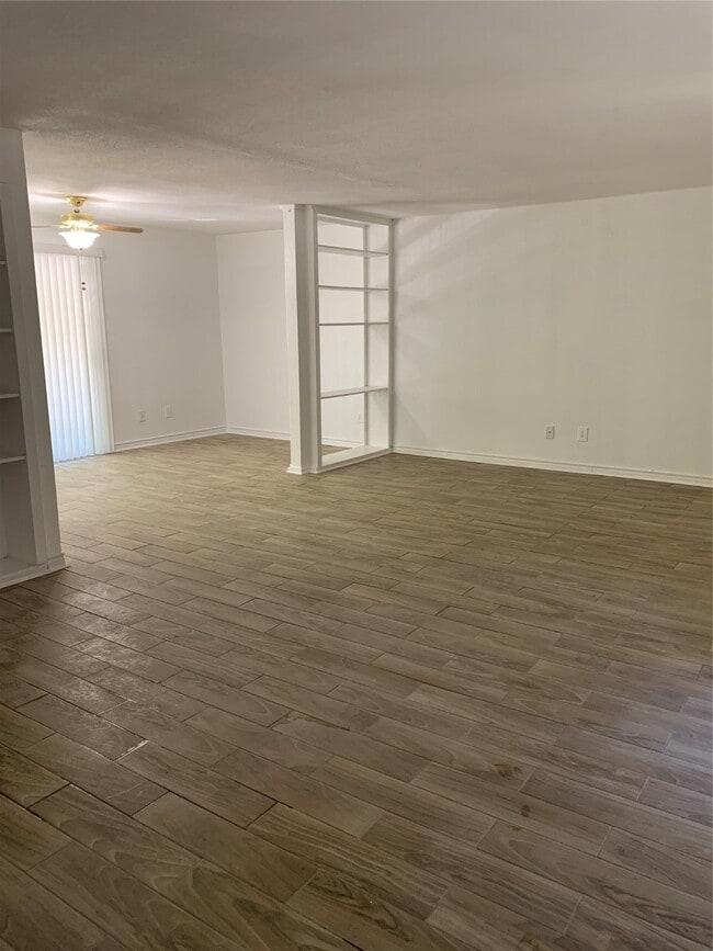 Building Photo - 5625 Antoine Dr