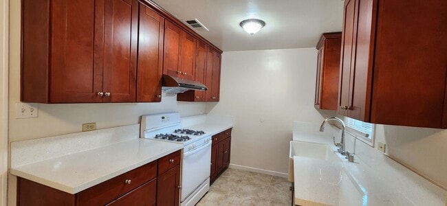 Building Photo - 2 Bedroom 1.5 Bathroom Home in S. Land Par...