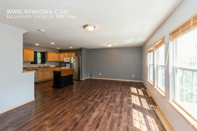 Building Photo - GREAT LOCATION!! 2 Bedroom, 2.5 Bathroom T...