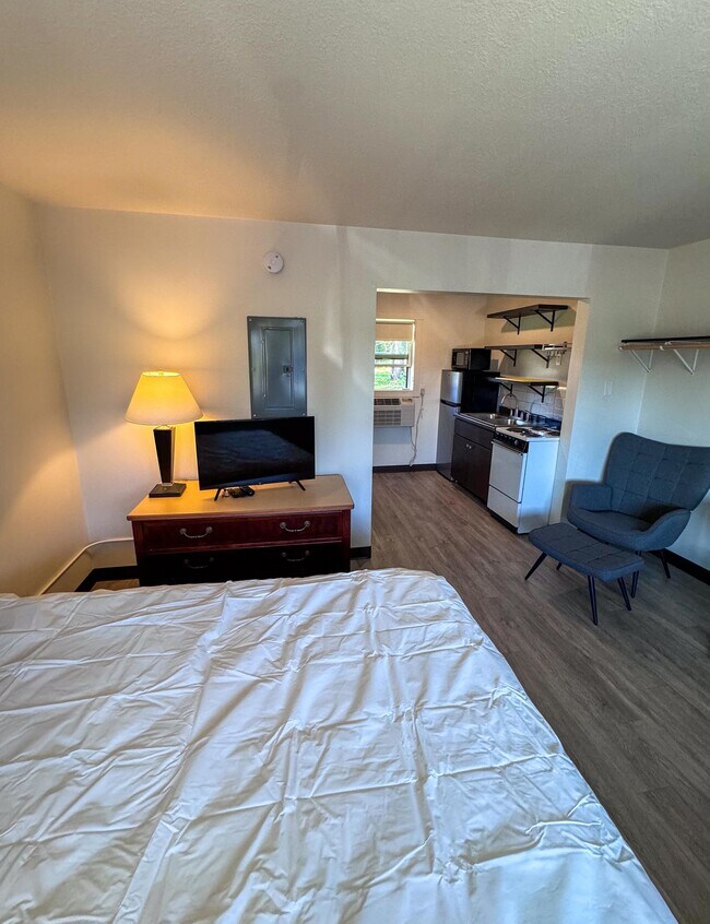 Building Photo - Furnished Studio