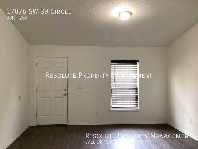 Building Photo - 3 Bedrooms, 2 Bathrooms, One Car Garage