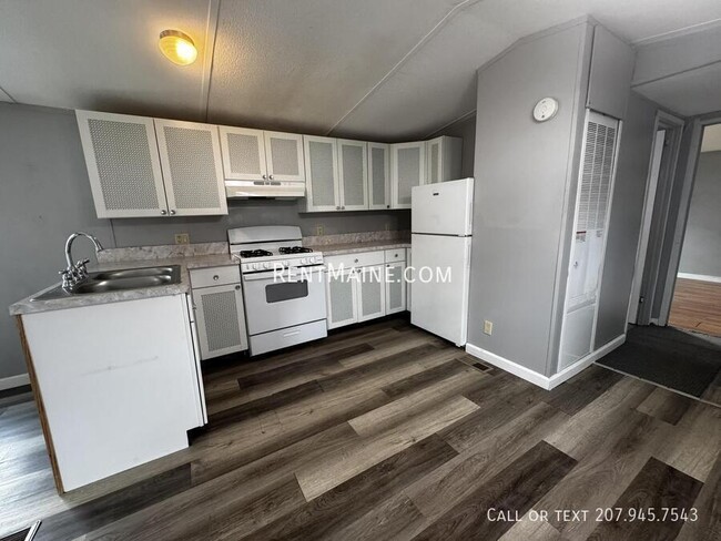 Building Photo - 2 Cloverleaf St