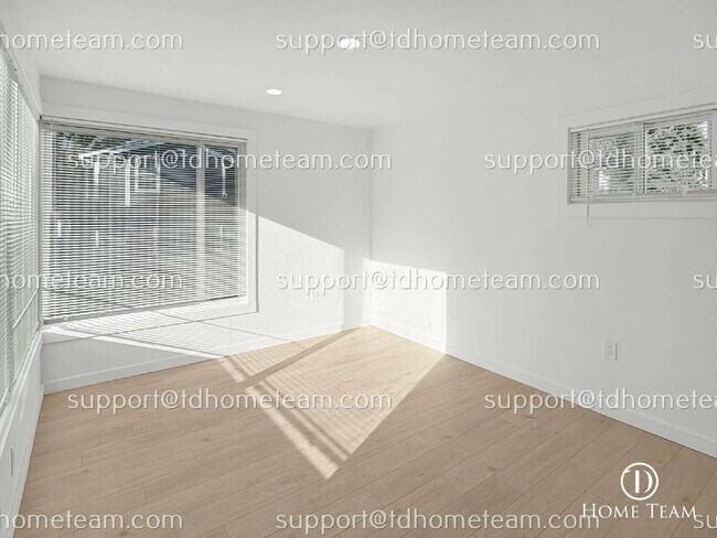 Foto del edificio - "Charming 3-Bed, 2-Bath Oasis in Seattle's Heart – Cozy 1040 Sq Ft Haven!"