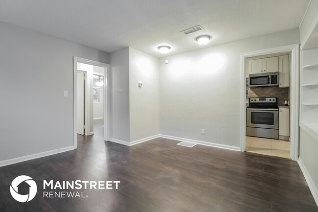 Building Photo - 1609 Pinewood Dr