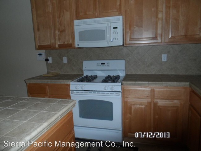 Building Photo - 828 White Oak Dr