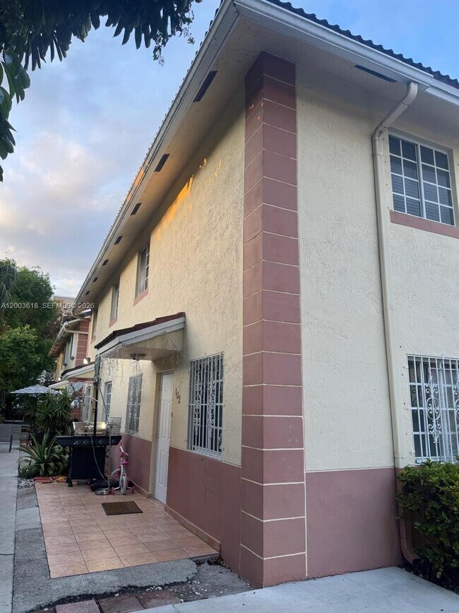Foto del edificio - 6763 NW 182nd St