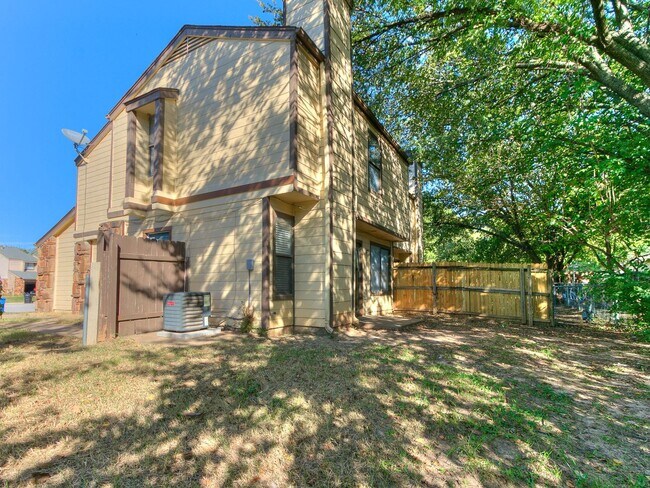Foto del edificio - Updated 3 Bedroom, 2 Bathroom Duplex in the Heart of Broken Arrow!