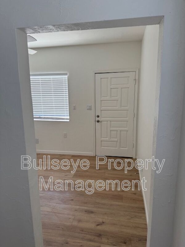 Foto del edificio - 1302 E Maddock Rd